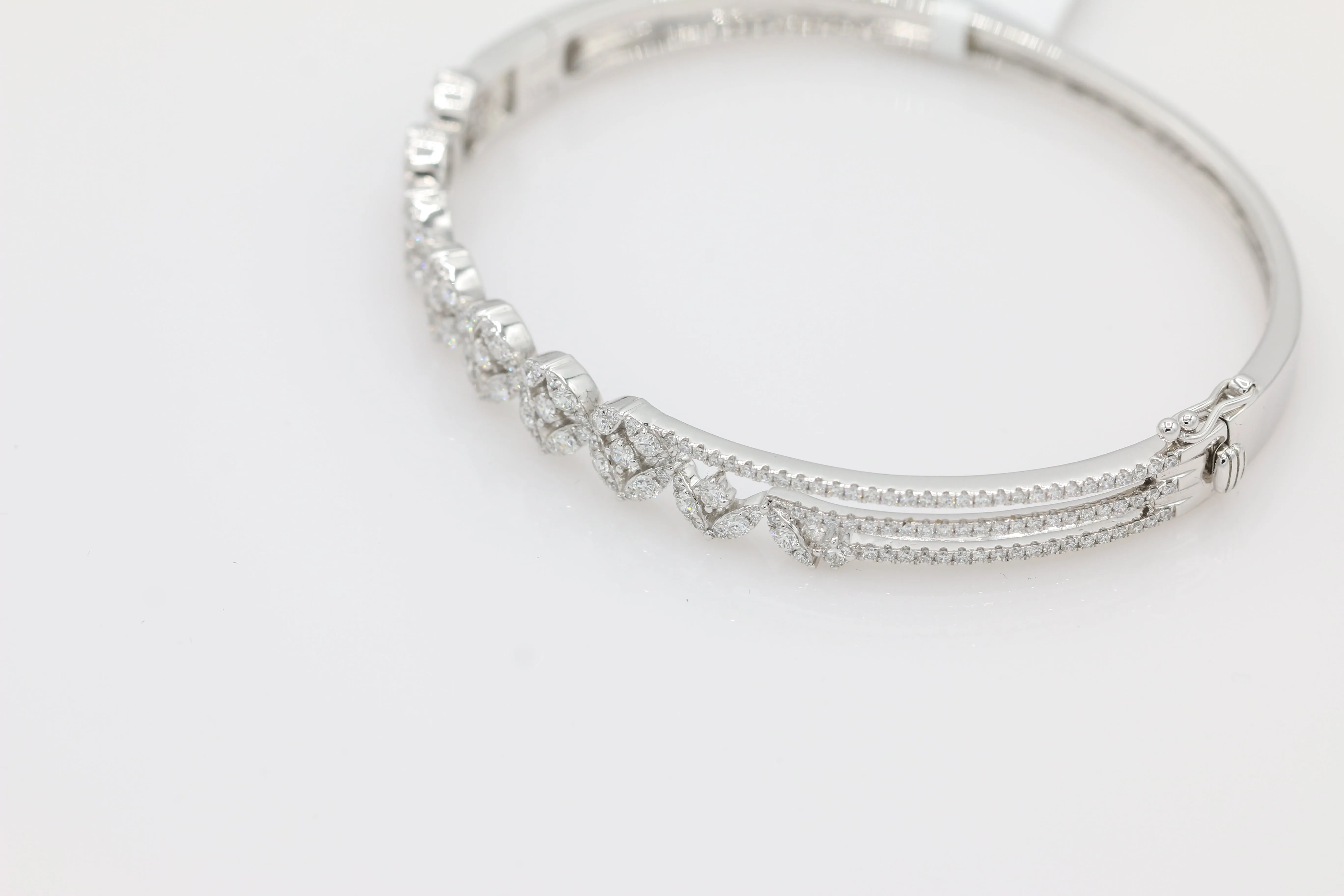 Assymetrical Diamond Bracelet in 14KT White Gold ( 1.71ct tw dia )