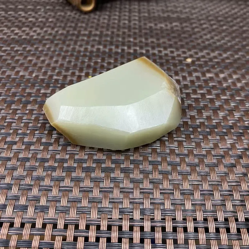 Natural Hetian Jade Rough Nephrite Raw (105g,6.3X4.7X1.8cm)